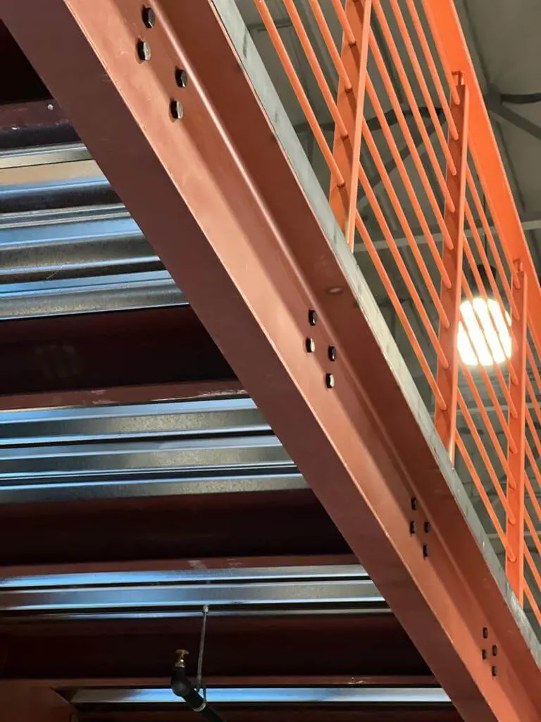 Estructura metálica en proceso de instalación por KMBJ Structural Steel